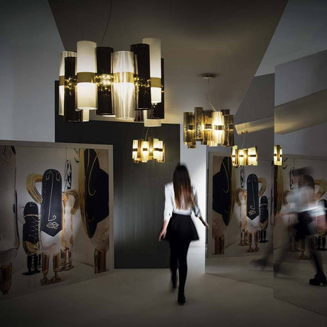 Slamp La Lollo Medium Hanglamp 2500lm 2700K Goud in een moderne ruimte met kunstwerken en spiegels.