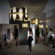 Slamp La Lollo Medium Hängelampe 2500lm 2700K Gold in stilvollem Interieur mit reflektierenden Wänden.
