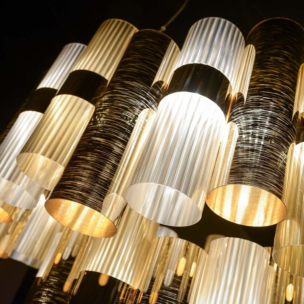 Slamp LED Hängelampe La Lollona 4 mit metallisierten Zylindern und Farbgradienten.
