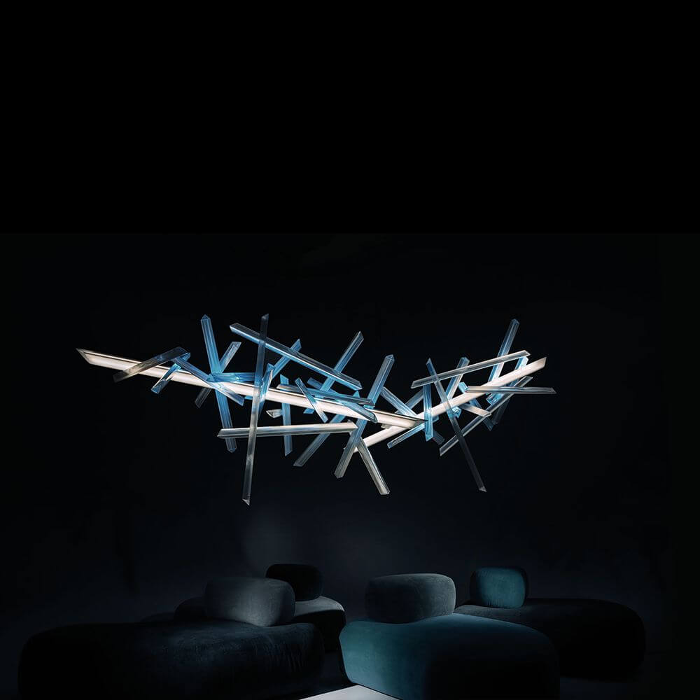 Slamp LED Hängelampe La Traviata Lichtskulptur über stilvollen Sofa-Möbeln in dunklem Raum.