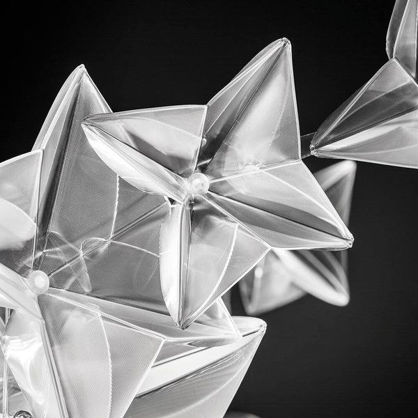 Widok szczegółowy lampy wiszącej LED Slamp Hanami Large Ciepła biel Prisma z przezroczystymi, gwiaździstymi elementami.