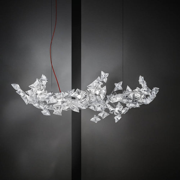 Lampa wisząca LED Slamp Hanami Large Ciepła biel Prisma w eleganckiej, nietypowej formie.