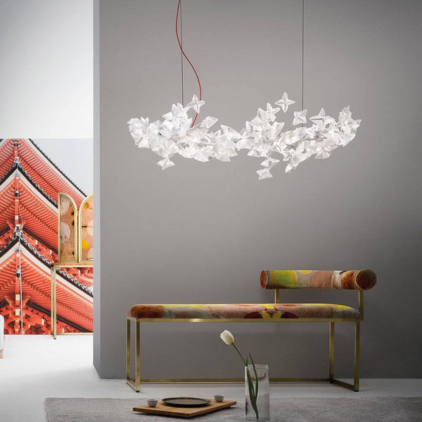 Lampa wisząca LED Slamp Hanami Large Ciepła biel Prisma w nowoczesnym wnętrzu z kreatywnym oświetleniem.