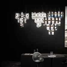 Slamp LED Riippuvalaisin La Lollo Medium 2500lm 2700K Gradient tyylikkäässä huoneessa, jossa on tumma seinä.