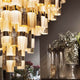 Slamp LED Hängeleuchte La Lollona 5 Ø 130cm mit goldenen Akzenten und zylindrischen Lampenschirmen.
