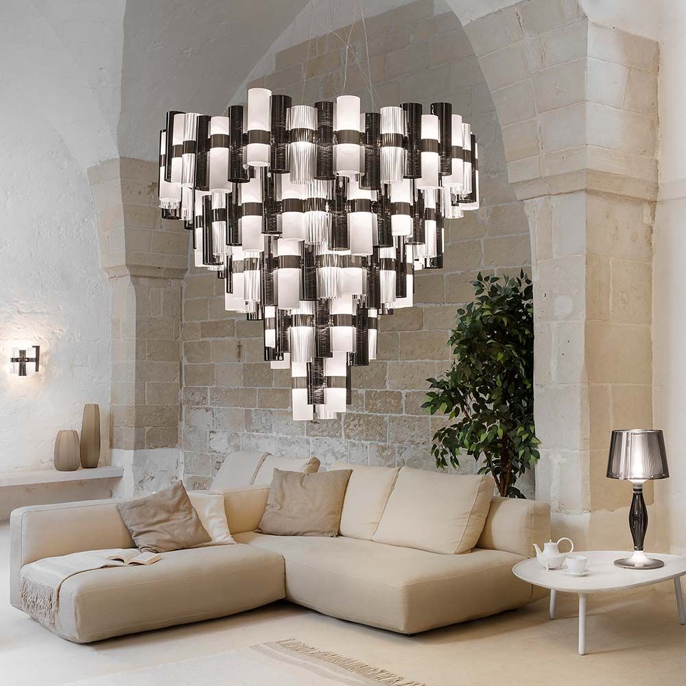 Slamp LED Hängeleuchte La Lollona 5 in modernem Wohnzimmer mit eleganter Einrichtung und sanfter Beleuchtung.