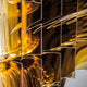 Detailansicht der Slamp LED Pendelleuchte Aria Small 3500lm 2700K Gold mit reflektierenden goldenen Oberflächen.
