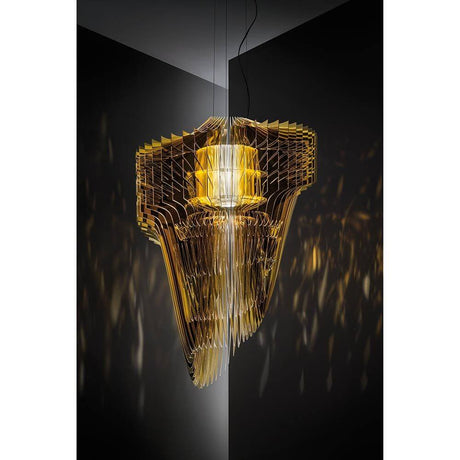 Slamp LED sospensione Aria Small 3500lm 2700K Oro in design moderno con illuminazione dorata.