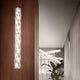 Slamp Hugo LED-pendellampe vertikalt i Lentiflex-plast i moderne romdesign.