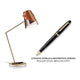 Slamp LED Schreibtischlampe Overlay & Montblanc Meisterstück Le Grand zusammen mit einem goldbeschichteten Rollerball.