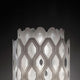 Detailansicht der Slamp LED Stehlampe Charlotte mit skulpturalem, wabenförmigem Design in Weiß.