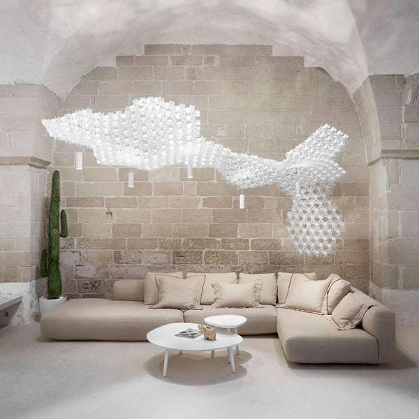 Slamp Nuvem Canopy Baldachin für 6 Anschlüsse Weiß in modernem Wohnzimmer mit Couch und Tisch.