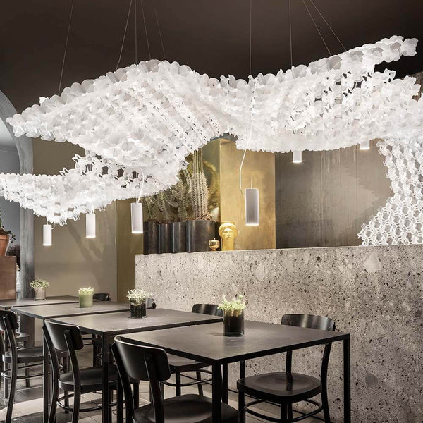 Slamp Nuvem 102x94cm base avec Spotlight Up-Down blanc dans une ambiance de restaurant élégante.