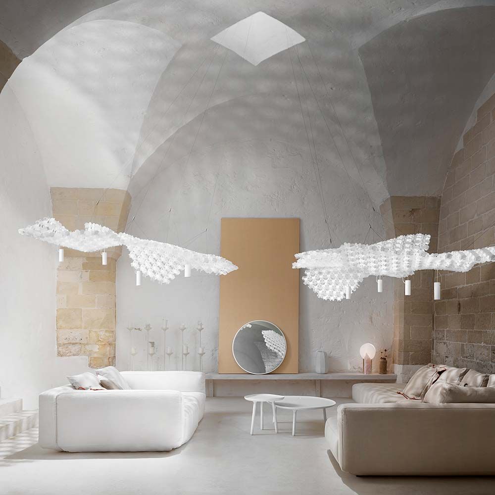 Slamp Nuvem Pendelleuchte in modernem Wohnraum mit hellem Interieur und minimalistischer Einrichtung.