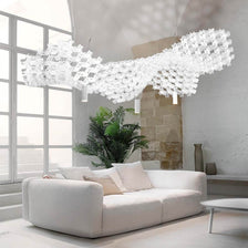 Slamp Nuvem 102x94cm base avec Spotlight Up-Down blanc dans un intérieur moderne avec canapé et plantes.