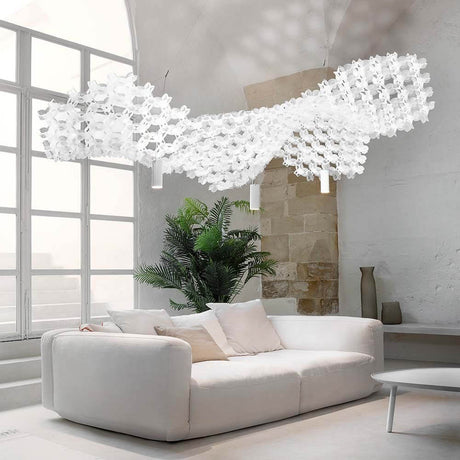 Slamp Nuvem 102x94cm Basis mit Spotlight Up-Down weiß in modernem Innenraum mit Sofa und Pflanzen.