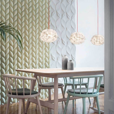 Slamp Pendellampe Veli Mini Single Couture 32cm in einem modernen Esszimmer mit stilvollen Stühlen.