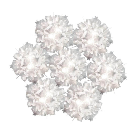 Lampada a sospensione Slamp Veli 7 Prisma con moderne luci bianche in disposizione floreale su uno sfondo bianco.