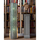 Slamp Stehlampe Labirynth Extra Large Tube Grün, Gold in einem stilvollen Raum mit Bücherregal im Hintergrund.