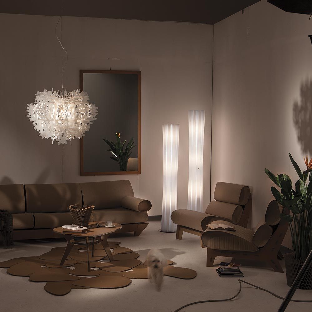 Moderne Wohnräume mit Slamp Stehleuchten Bach XL in Weiß und einzigartiger Deckenleuchte, stilvoll und einladend.