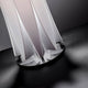 Detailansicht der Slamp Stehleuchte Bach XL Weiß mit eleganten Formen auf schwarzem Hintergrund.