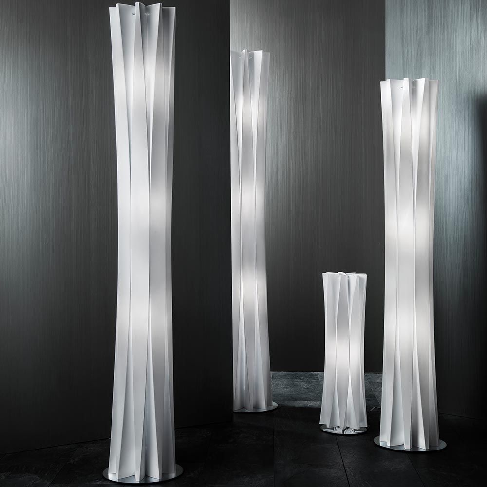Moderne Slamp Stehleuchte Bach XL in Weiß, elegante, schlanke Form für stilvolle Innenräume.
