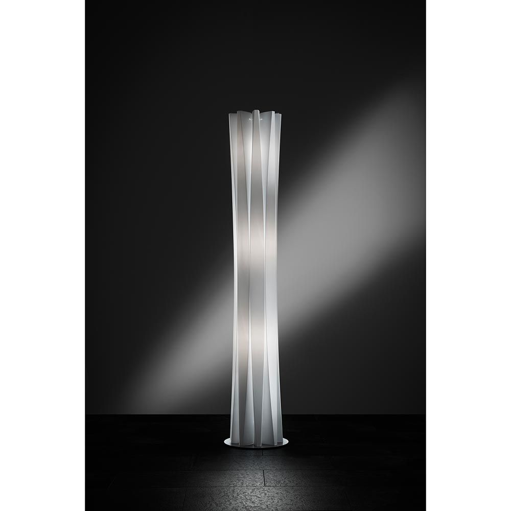 Moderne Slamp Stehleuchte Bach XL in Weiß, elegant und schlank, ideal für stilvolle Innenräume.