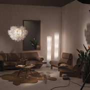 Lampa podłogowa Slamp Bach XXL Biała w nowoczesnym salonie z stylowym designem i eleganckimi kształtami.