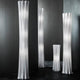 Slamp Stehleuchte Bach XXL Weiß in verschiedenen Höhen, modernes Design für zeitgenössische Interiors.