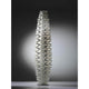 Slamp Stehleuchte Cactus XL Gold mit beeindruckendem Design und prismatischen Reflexen auf einem stilvollen Hintergrund.