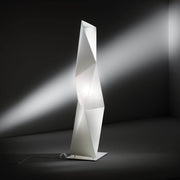 Lámpara de pie Slamp Diamond Large blanca con diseño geométrico y acentos de luz.