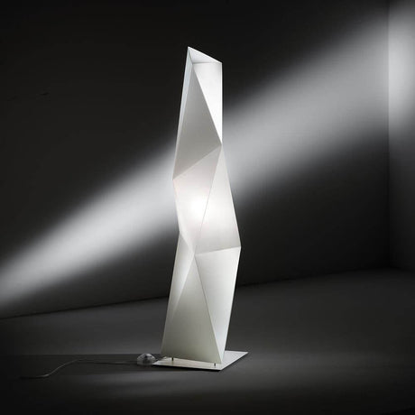 Lampada da terra Slamp Diamond Large Bianca con design geometrico e accenti luminosi.