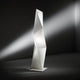 Slamp Stehleuchte Diamond Large Weiß mit geometrischem Design und Lichtakzenten.