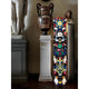 Slamp Stehleuchte Faena Art Extra Large Tube Gold in einem stilvollen Raum mit antiken Statuen und Vasen.