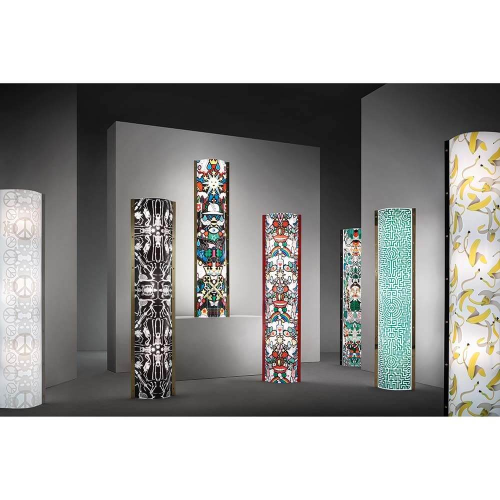 Slamp Stehleuchte Lafrique Extra Large Tube Schwarz in verschiedenen Designs und Farben auf einer Ausstellungsfläche