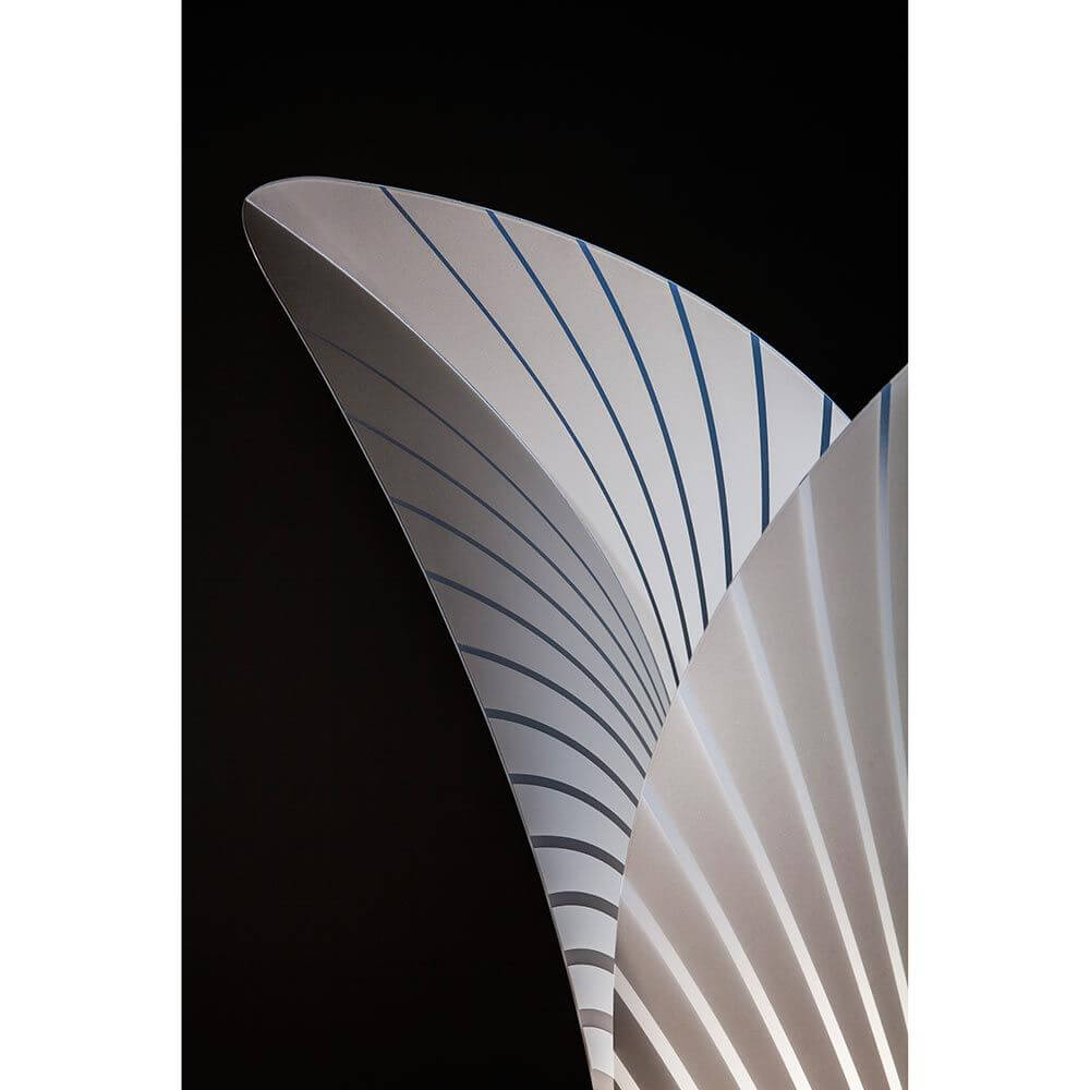 Detailansicht der Slamp Stehleuchte Las Palmas Large in Weiß mit eleganten Linienmustern auf Opalflex®.