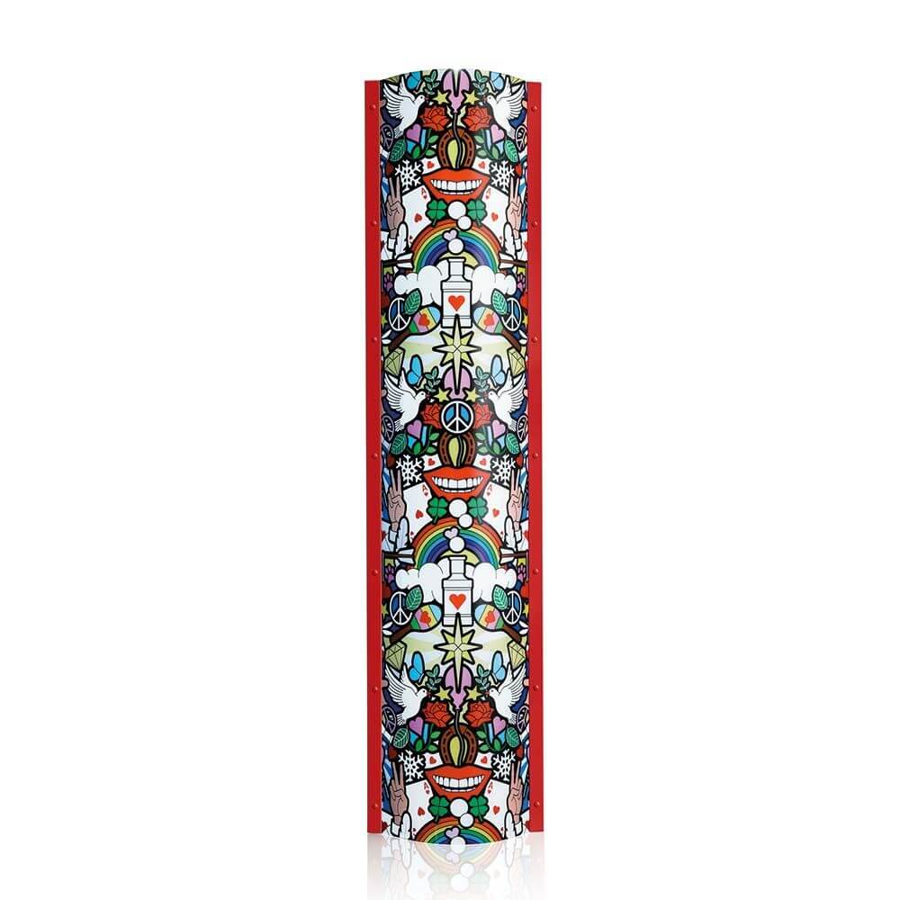 Slamp Stehleuchte Love Peace Joy Extra Large Tube Rot mit buntem Design und fröhlichen Mustern.
