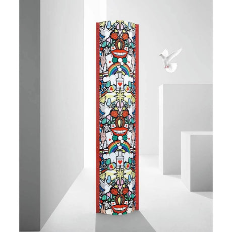 Slamp lampada da terra Love Peace Joy Extra Large Tube Rossa presentata in un design moderno per interni.