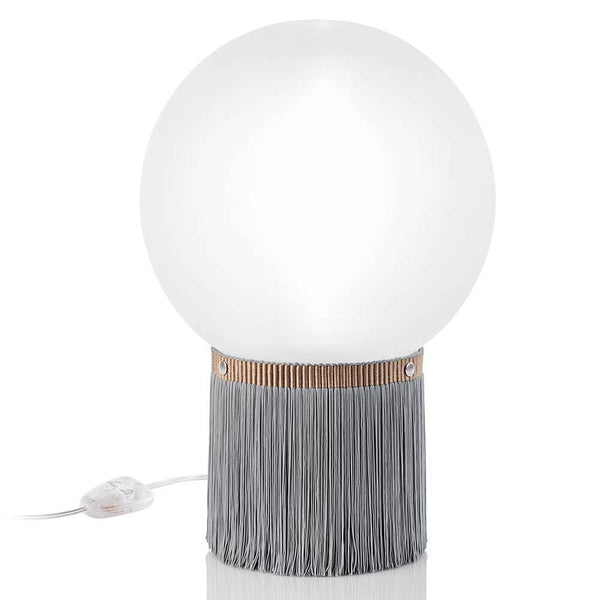 Slamp Tischlampe Atmosfera mit frosted Globe und grauem Fransenrock, stilvoller Tischleuchte für modernes Design.
