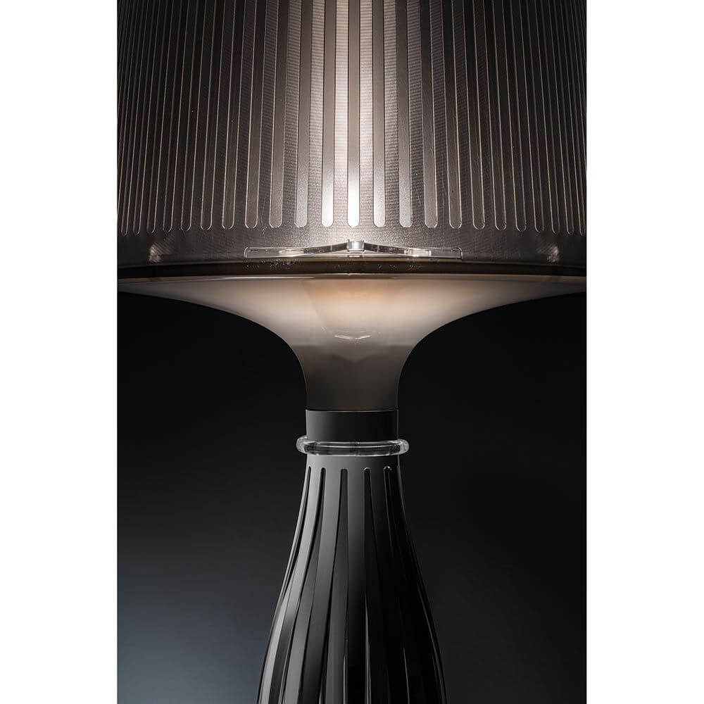 Detaljvisning av Slamp bordlampe Liza 100 lm 3000K svart, metall med elegant skjerm og stilfull base.