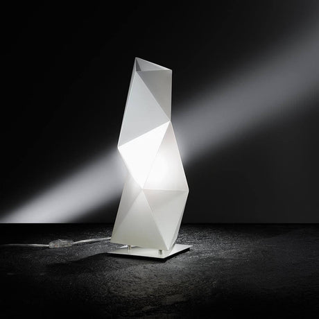 Slamp bordslampa Diamond Small Vit med geometrisk design och indirekt belysning på svart bakgrund.