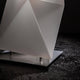 Slamp Tischleuchte Diamond Small Weiß auf einer dunklen Oberfläche, mit geometrischem Design und klaren Linien.