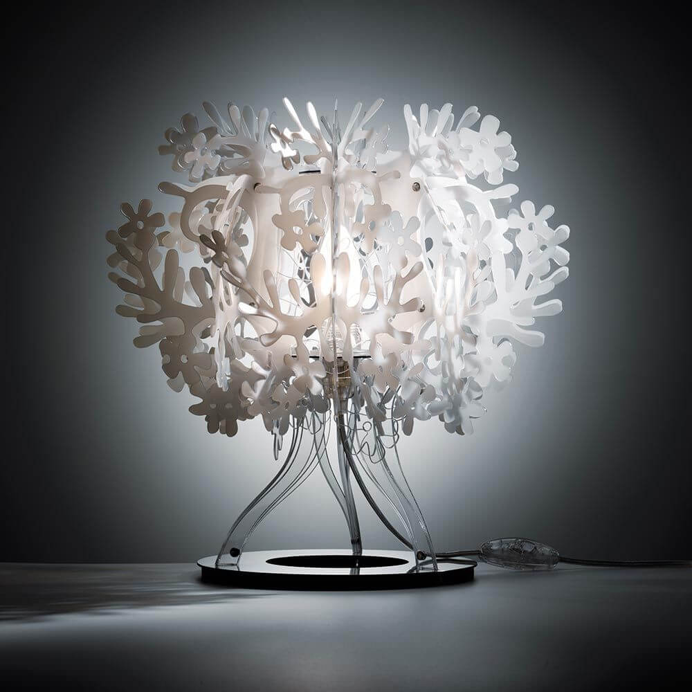 Slamp Tischleuchte Fiorella 370lm 2800K Weiß mit blütenartigen Details und sanftem Licht.