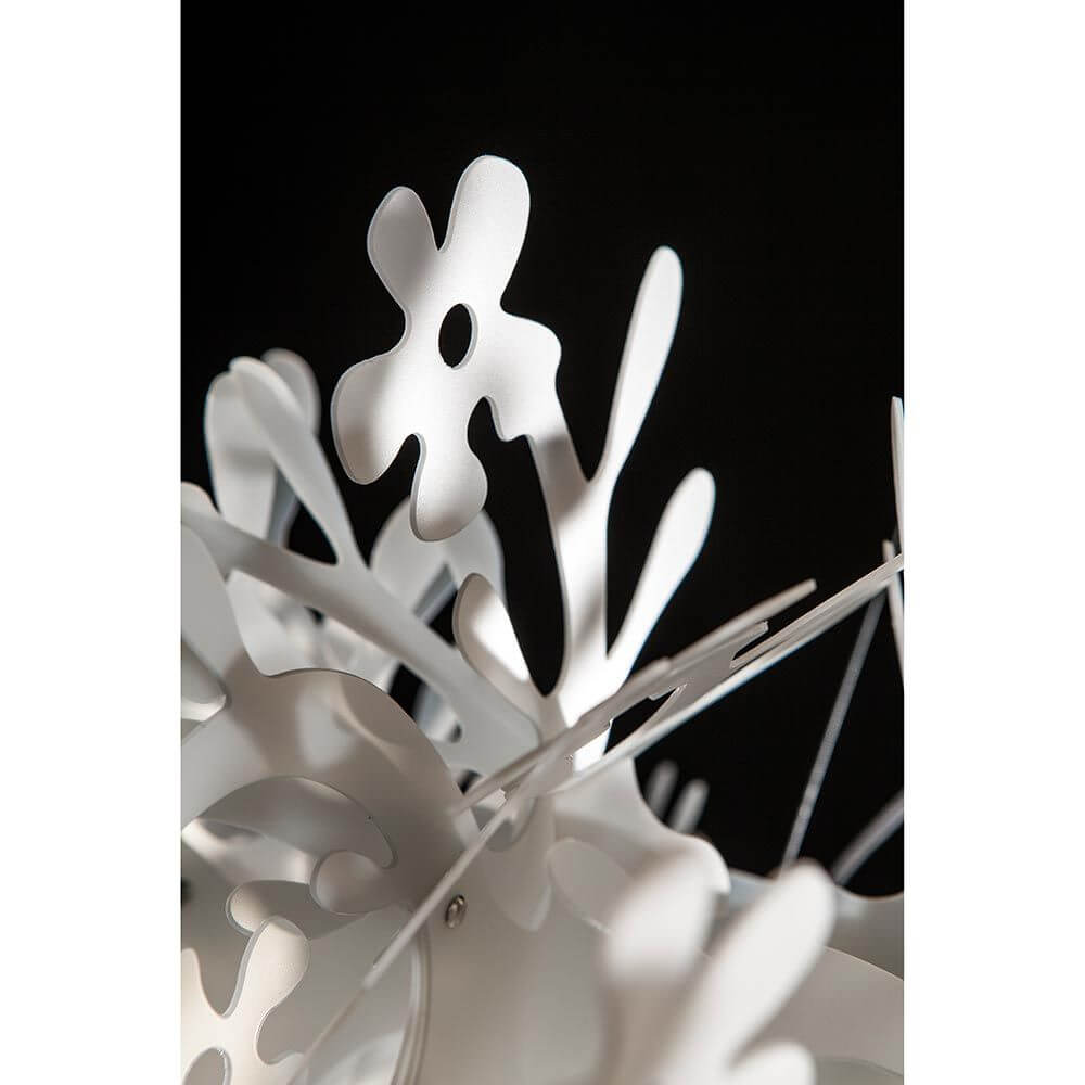 Detailansicht der Slamp Tischleuchte Fiorella 370lm 2800K Weiß mit filigranen weißen Blüten- und Blattmotiven.