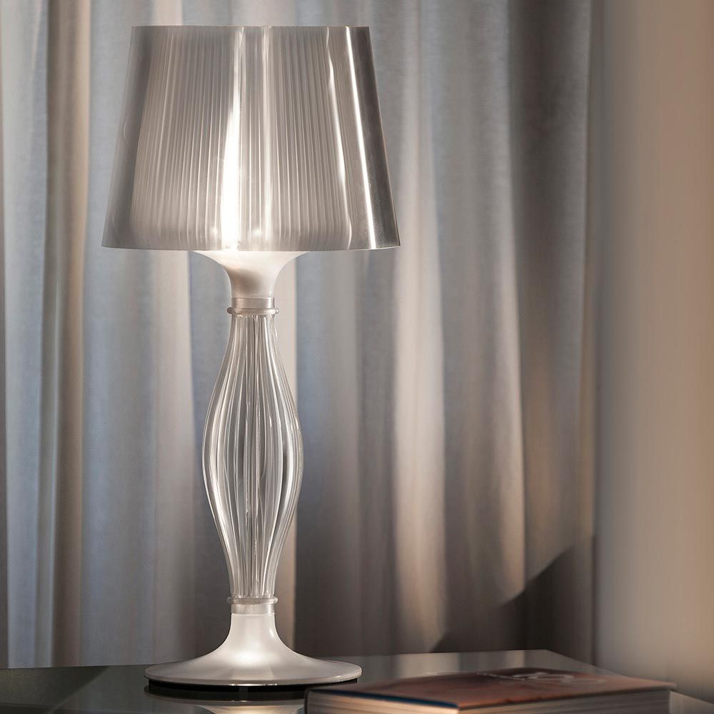 Elegante Slamp Tischleuchte Liza Prisma mit plissee Lampenschirm und modernem Design.