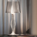 Elegante Slamp Tischleuchte Liza Prisma mit plissee Lampenschirm und modernem Design.