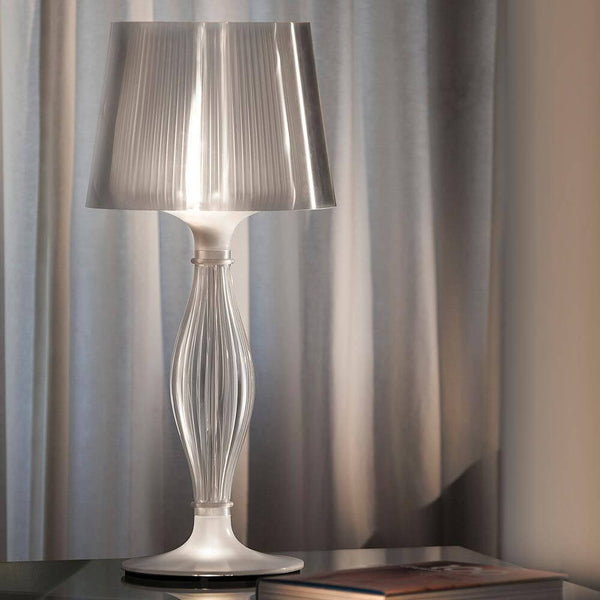 Slamp table lamp Liza Prisma 100lm 3000K Prisma on a table with a tent-like lampshade.