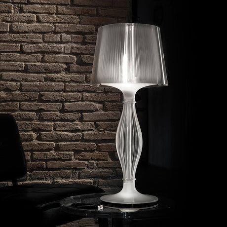 Slamp lampada da tavolo Liza Prisma 100lm 3000K Prisma in stile barocco, illuminata in modo elegante.