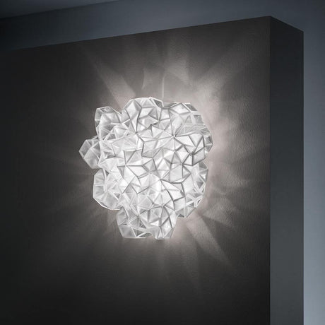 Slamp Vägg- och taklampa Drusa Vit på väggen, strålande ljus och samtida design.