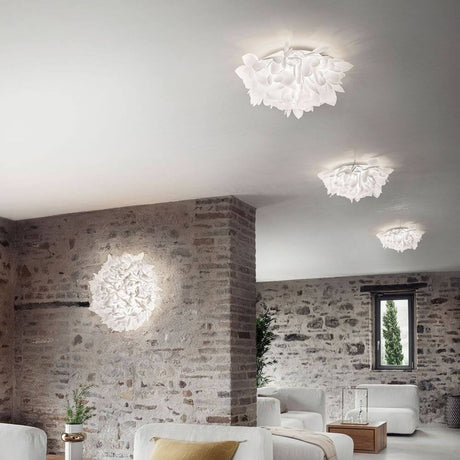 Slamp Wand- & Deckenlampe Veli Foliage in modernem Wohnraum mit eleganten Details.